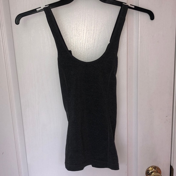 🦋2/$25🦋 roots tank top - Picture 1 of 5